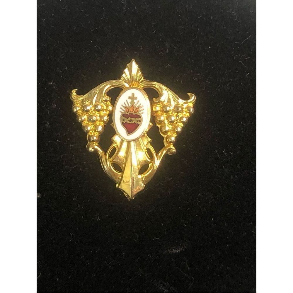 vintage sacred heart with grapes enameled pin brooch 1 inch‎